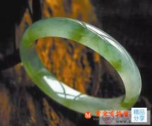 業內人士都是這么挑選翡翠手鐲的