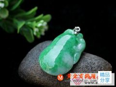 
	天然翡翠都是有哪些特征
