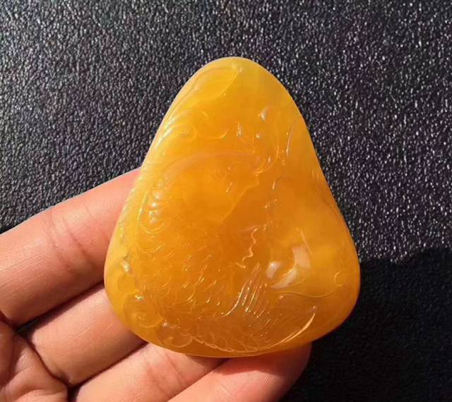 這樣的雞油黃蜜蠟吊墜圖片，太讓人心生妒忌恨了！