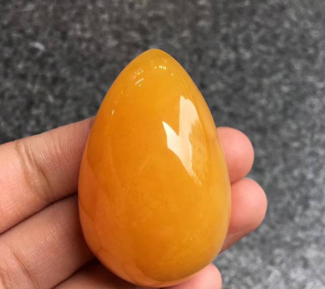 雞油黃蜜蠟吊墜多少錢一克？