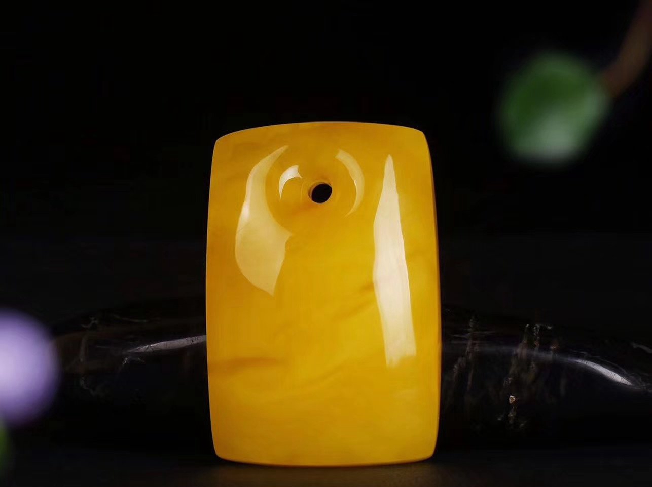 雞油黃蜜蠟吊墜多少一克，學會這些你也可以估價！