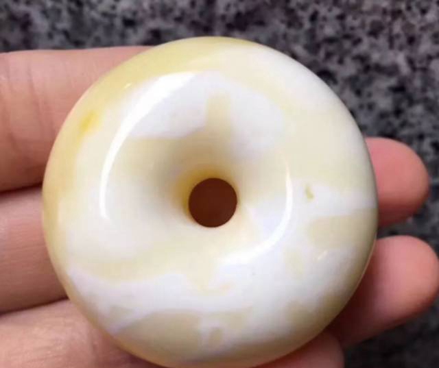 鵝黃蜜蠟好嗎，蜜蠟還有哪幾種顏色！