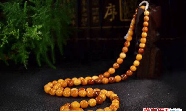 黃色老蜜蠟手鏈價格如何？深度解析顏色與老蠟價格的關系！