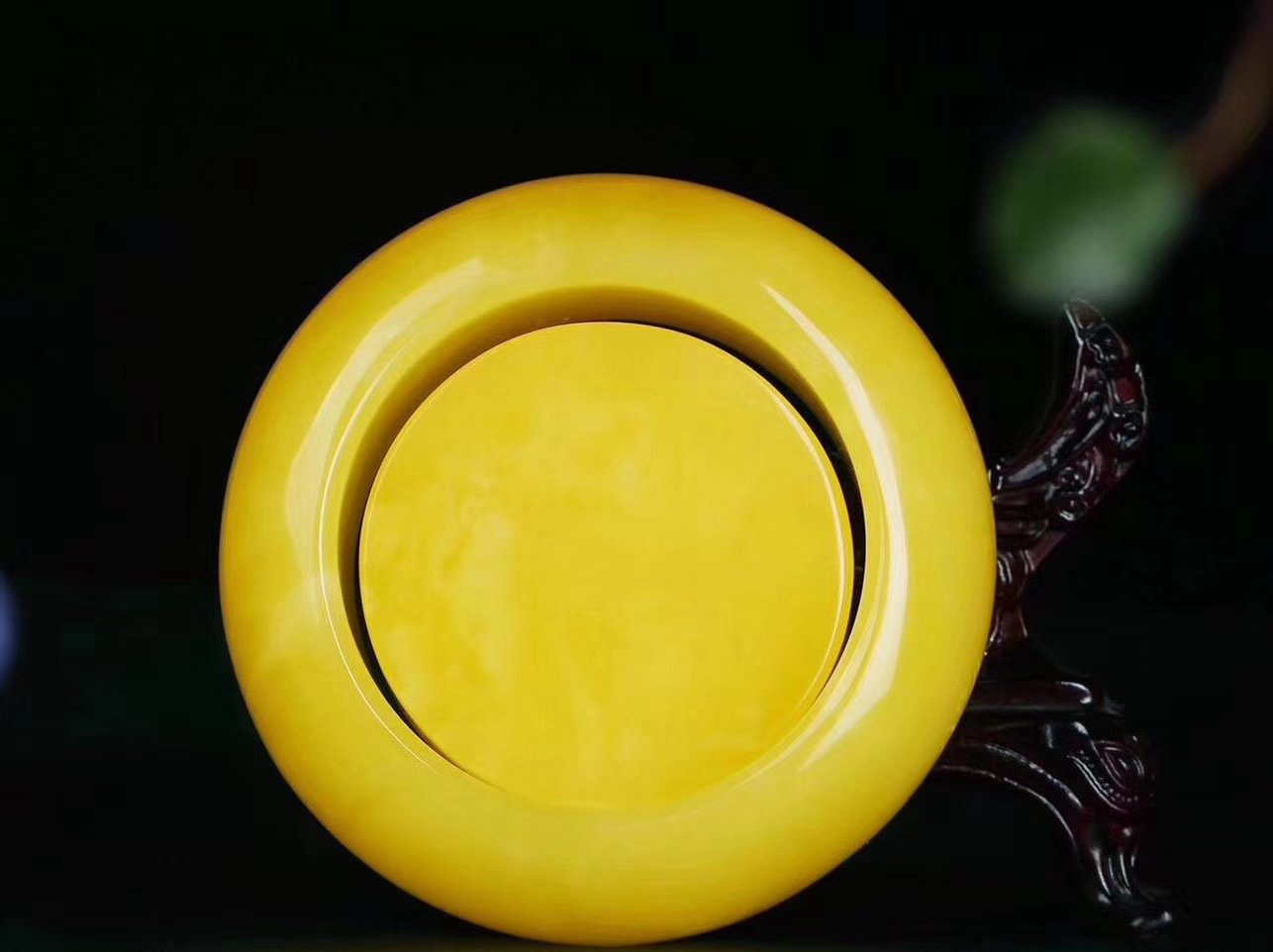 都說紅蜜蠟手鐲價格高，高在哪里？