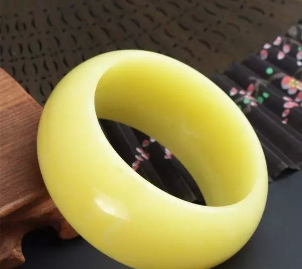 俄羅斯蜜蠟手鐲價格表，趕緊收藏！