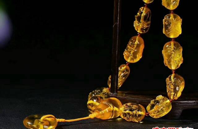 清代翡翠金珀朝珠價格