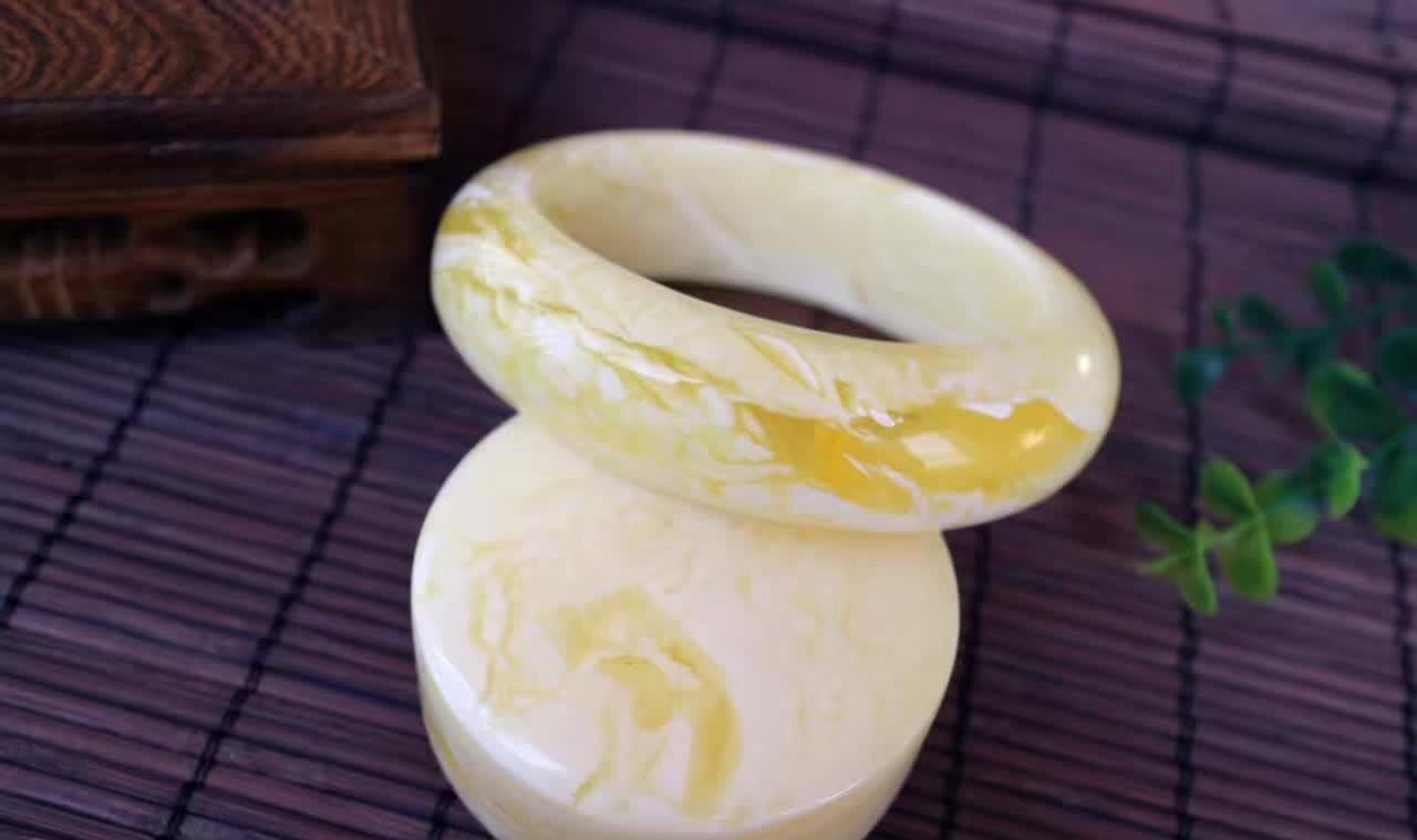 蜜蠟手鐲真品價格，注意區分！