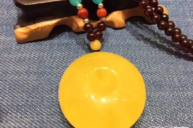 蜜蠟平安扣怎么帶好看，怎么帶都好看！