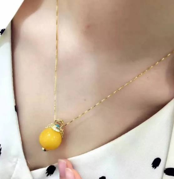 女人戴蜜蠟的好處，它戴來的不僅是對身體呵護！