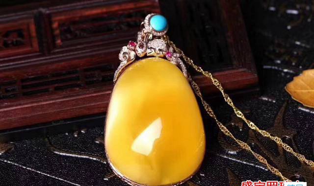 18k金蜜蠟吊墜價格如何，蜜蠟為什么大多用k金來鑲嵌？