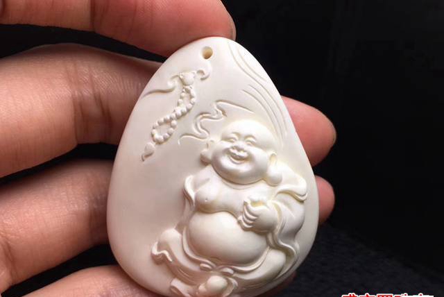 為什么蜜蠟吊墜笑佛價格高數量少見呢？原因在這里！
