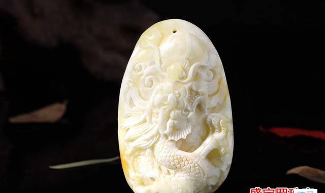蜜蠟吊墜價格是多少？這樣判斷才不吃虧！