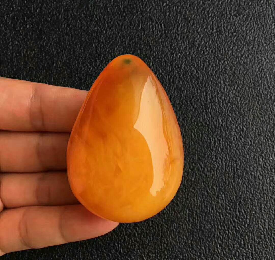 雞油黃蜜蠟吊墜價格，貴自有其道理！