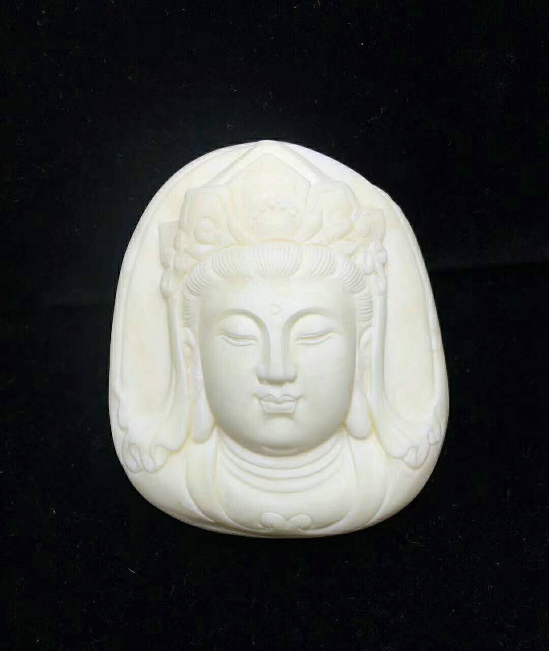 白蜜蠟吊墜的價格和雞油黃相比，哪個高？