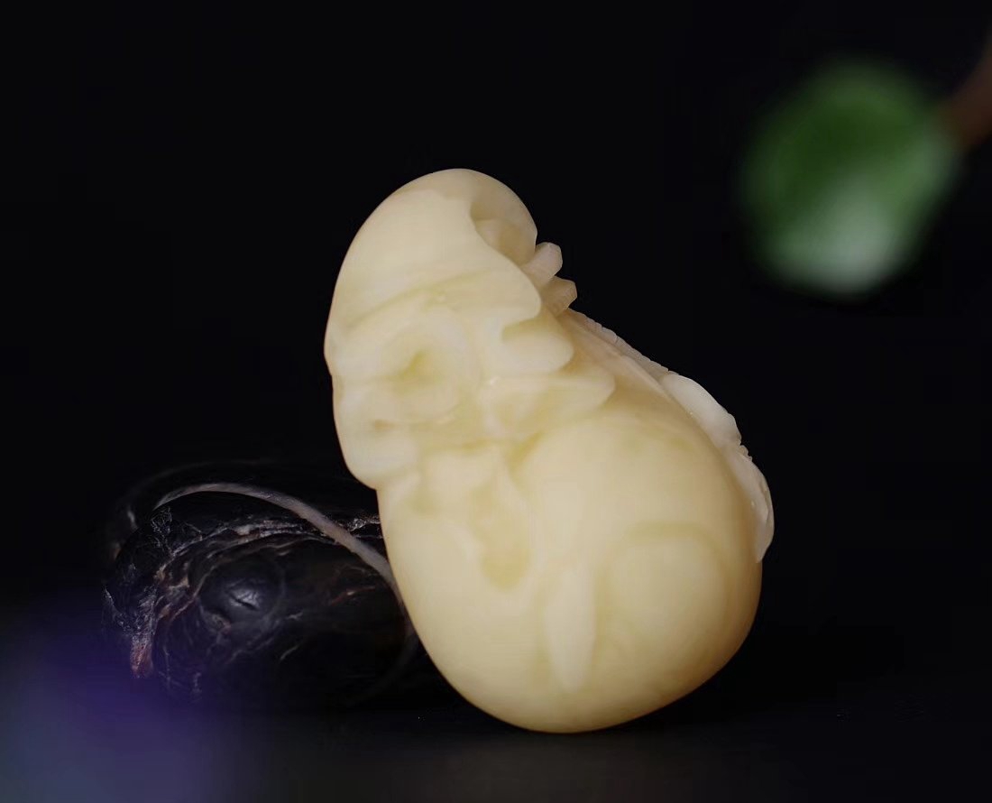 白蜜蠟吊墜的價格和雞油黃相比，哪個高？