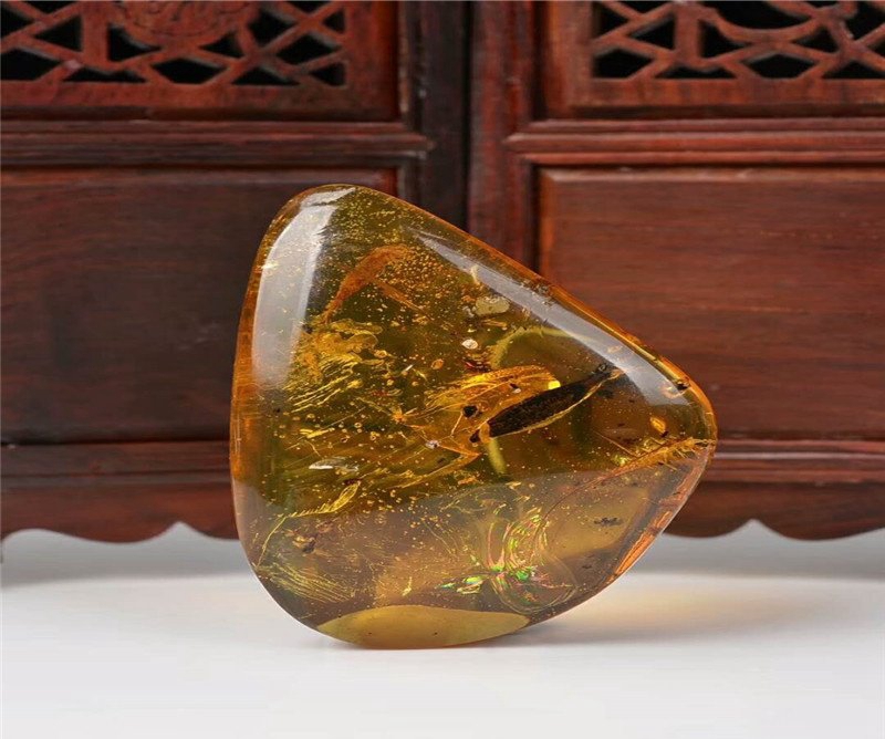 商家透漏：天然琥珀蟲珀價格多少錢一克？