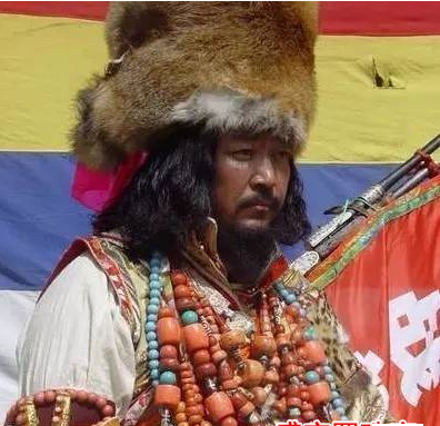 藏民為什么偏愛蜜蠟綠松項鏈，背后真相很殘酷！