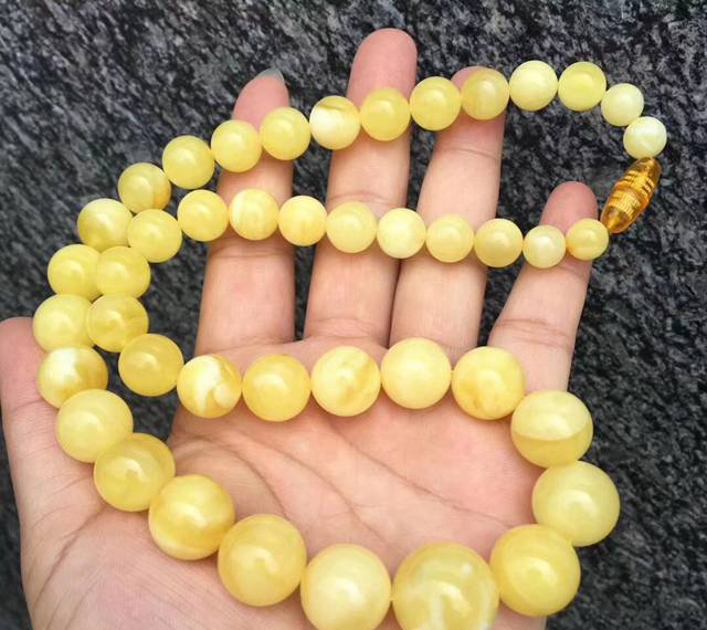 趙薇蜜蠟項鏈圖片欣賞，看女神是如何搭配蜜蠟項鏈的？