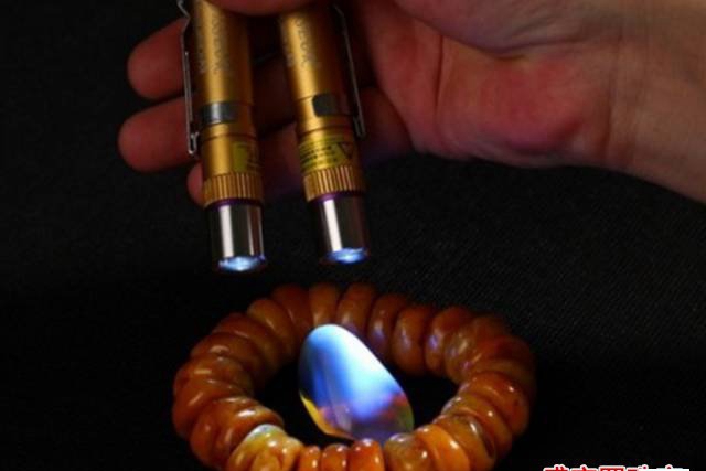 琥珀用紫外線照一定有熒光嗎？