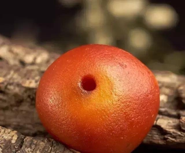 紅皮老蜜蠟價格，顏色越紅是不是意味著年份越老？