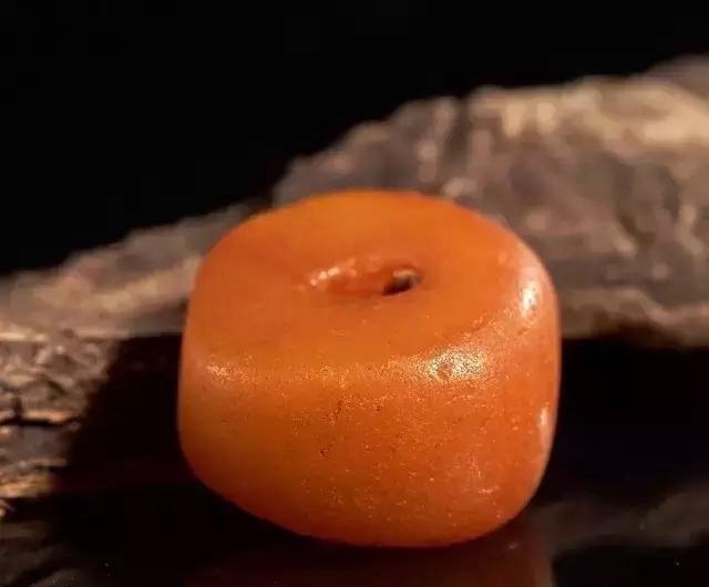 紅皮老蜜蠟價格，顏色越紅是不是意味著年份越老？