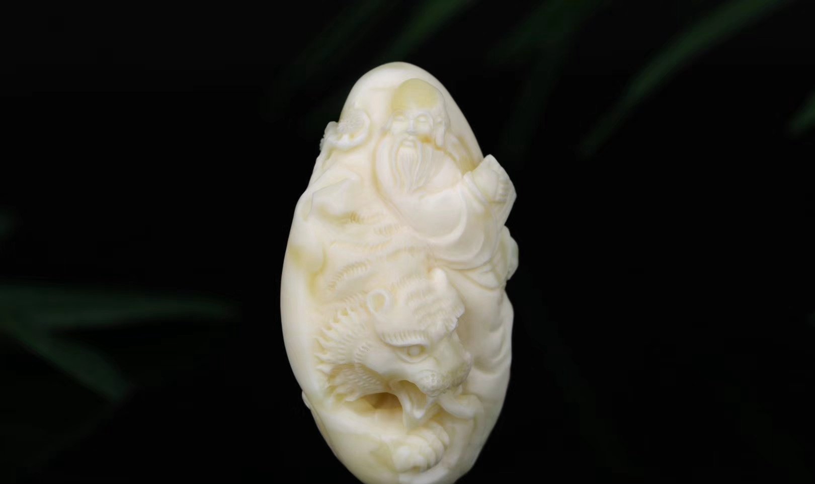 琥珀和蜜蠟的區別在哪里，蜜蠟與琥珀哪個價值高？