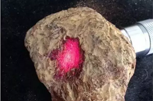 血琥珀原石價格