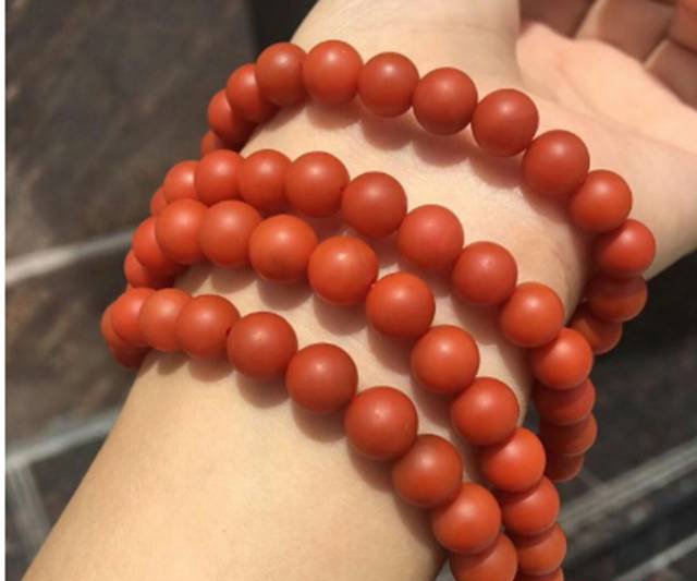 有這種染色南紅的小心了，告訴家人不能戴