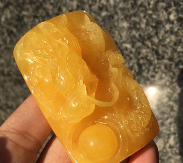 天天說雞油黃，但是你知道什么是雞油黃蜜蠟嗎？