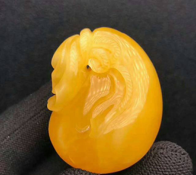 真正的雞油黃蜜蠟是這樣的，你手上的那叫塑料！