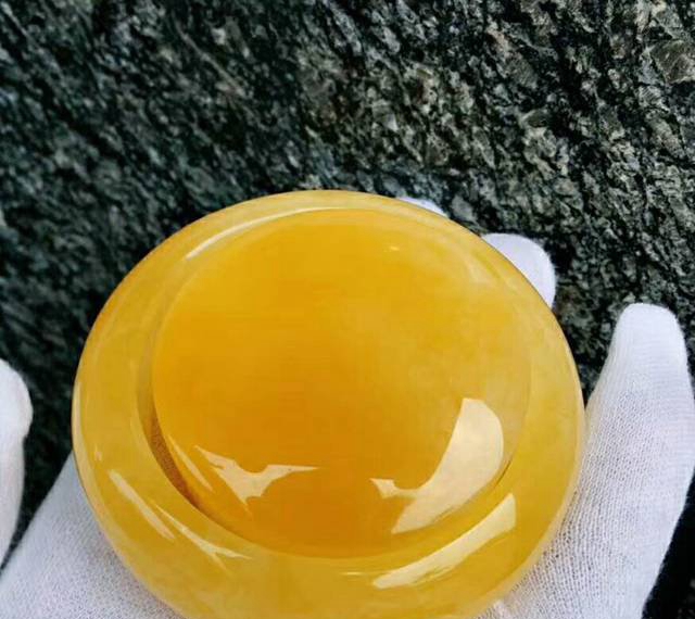 老蜜蠟與雞油黃蜜蠟，究竟有何區別呢？