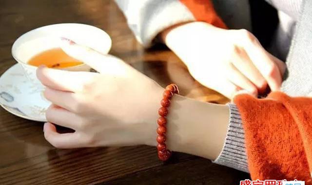 南紅戴左手還是右手？佛教里的講究是這么做的