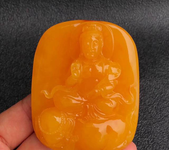 千萬別被烤色雞油黃迷惑了眼睛，這樣的蜜蠟不值錢？