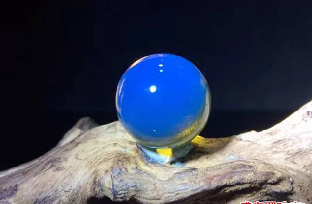萬元一克的頂級琥珀是什么樣的，你看過嗎？