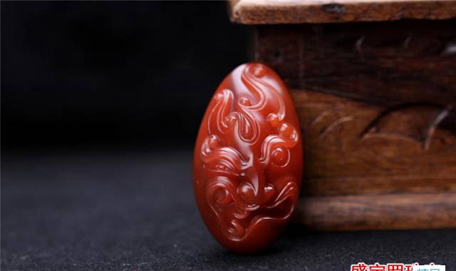 南紅瑪瑙什么顏色最好，這種超搶眼
