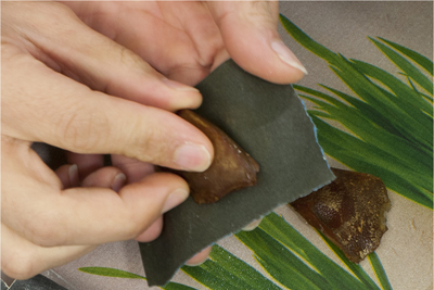 蜜蠟石吊墜多少錢一克，如何打磨蜜蠟吊墜？