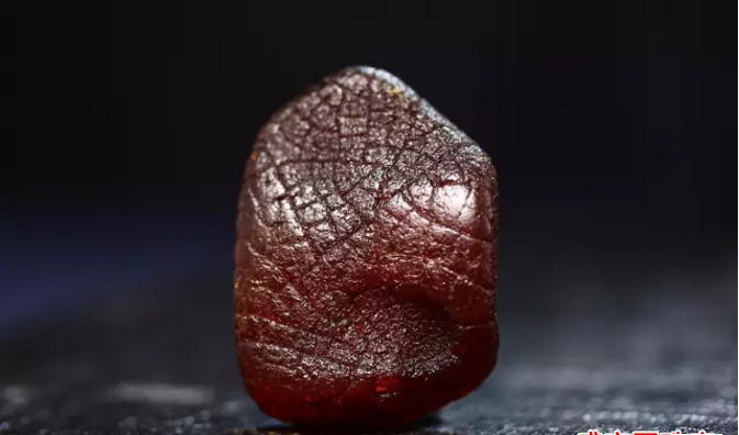 帶皮蜜蠟原石多少錢一克，蜜蠟原石有這幾種皮超值錢！