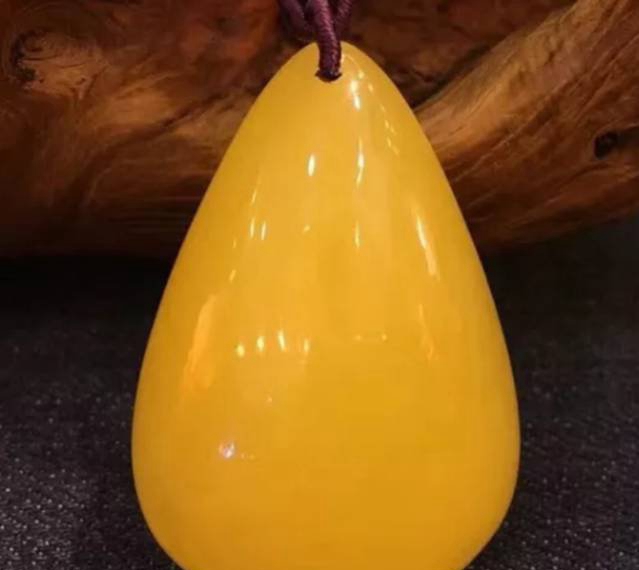 蜜蠟怎樣辨別真假，壓制蜜蠟要這么看！