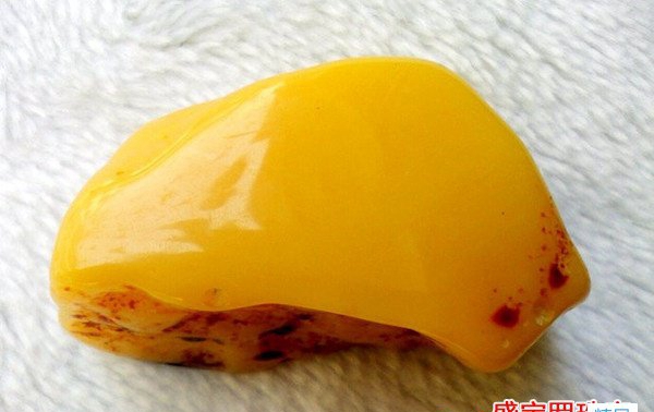 金絞絲老蜜蠟原石長什么樣，價格又是如何的呢？