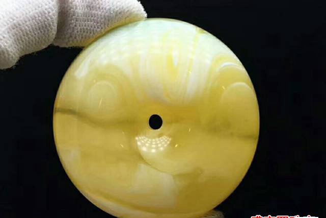 多數人不知：蜜蠟金絞瓷白比雞油黃還值錢！