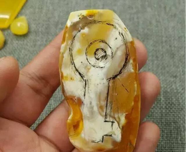 白花蜜蠟沒有拋光的樣子，你可曾見過！