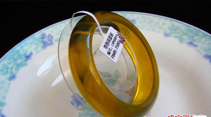 墨綠琥珀手鐲價格，手鐲如何保養？