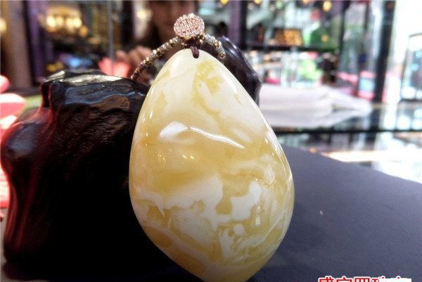 白花蜜蠟吊墜價格圖，白花蜜蠟吊墜多少錢一克？