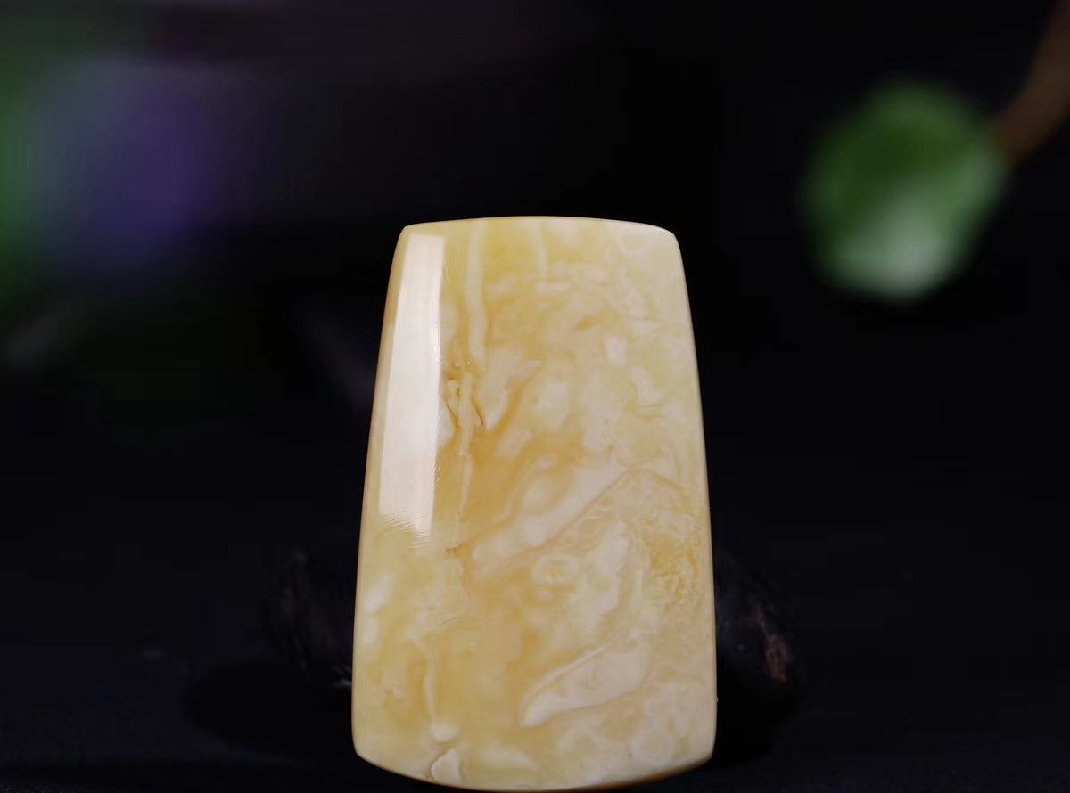 帶白花的蜜蠟多錢一克，想入手的玩友看看吧！