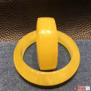 都說紅蜜蠟手鐲價格高，高在哪里？