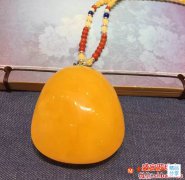 戴上一塊雞油黃蜜臘，你想低調都難！