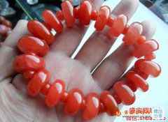 震驚!一群人竟圍著頂級保山南紅手串圖片看不停