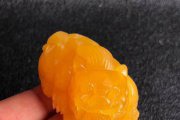 千萬別被烤色雞油黃迷惑了眼睛，這樣的蜜蠟不值錢？