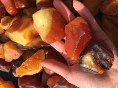 最新蜜蠟原石毛料碎石多少錢一克？