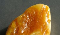 帶皮蜜蠟原石多少錢一克，蜜蠟原石有這幾種皮超值錢！